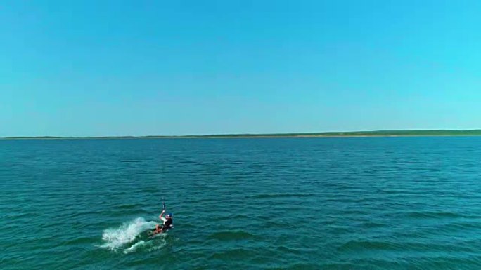 空中跳跃。美国纽约州长岛萨福克县纳普格懒人角湾放风筝的空中无人机视频