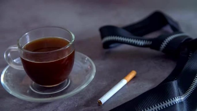 一杯黑咖啡和一支香烟