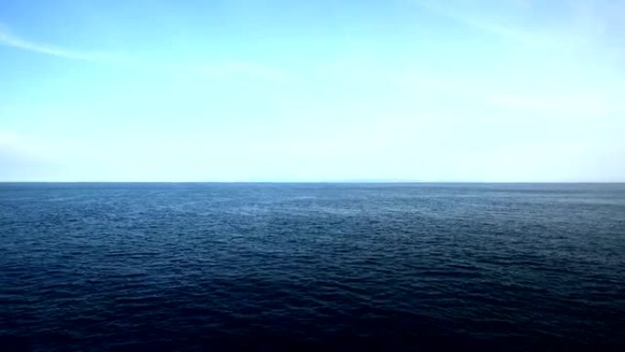 平静而平静的拍摄，轻轻移动的大海和漂亮干净明亮的蓝天