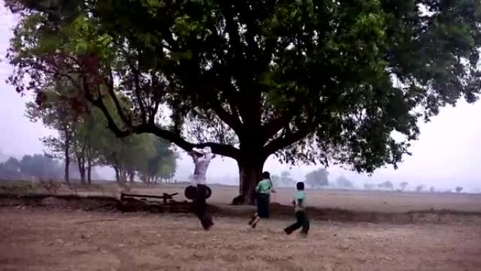 雨季快乐的农民和儿童