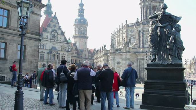 一群游客参观欧洲建筑景点遗址日。欧洲、文化和风景的美丽照片。旅游观光，旅游景观德国地标。世界旅行，西