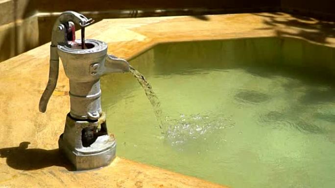 以喷泉形式安装的水泵。