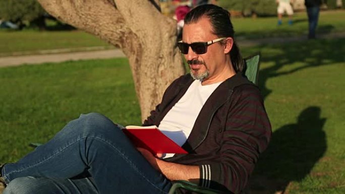男子在公园看书