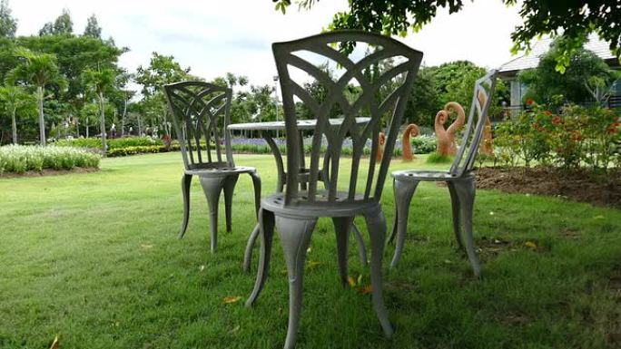 公园里金属椅子和花坛的景色