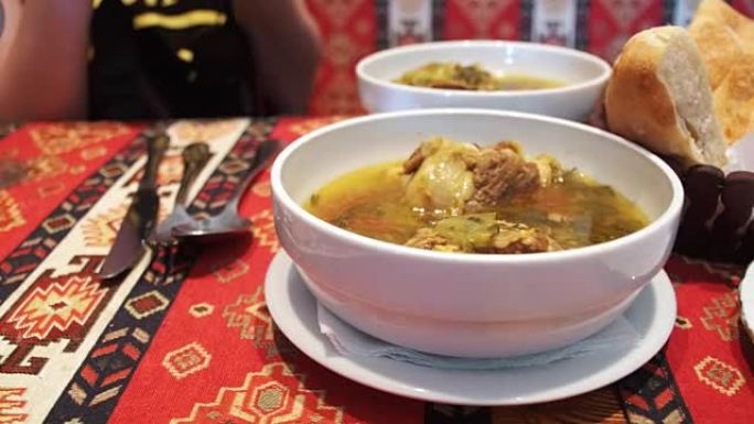 餐馆里的羊肉汤。皮蒂汤，阿塞拜疆国菜