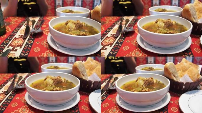 餐馆里的羊肉汤。皮蒂汤，阿塞拜疆国菜