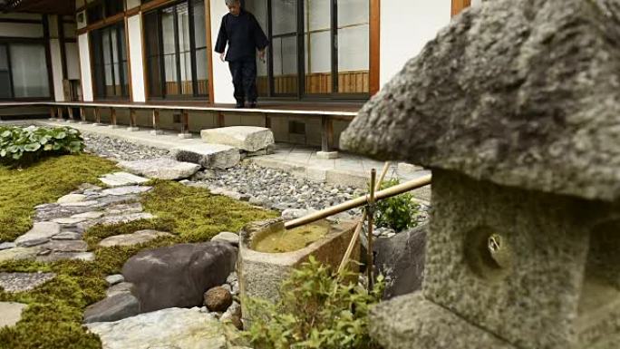 日本高级男子在寺庙祈祷