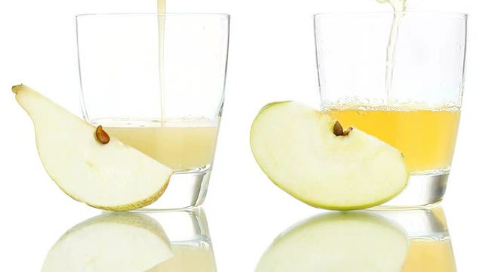 梨和苹果汁倒入隔离在白色背景上的玻璃中
