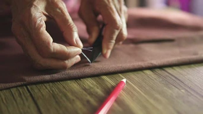 意大利裁缝的手缝制或剪裁您的面料以量身定制西装