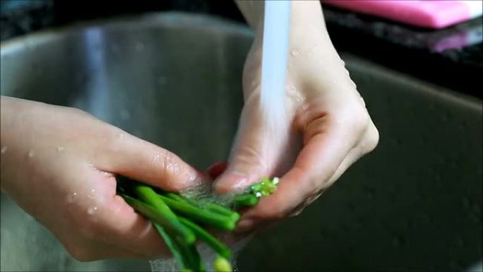 女性洗手洗菜