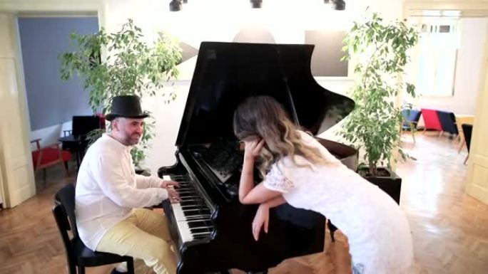 年轻夫妇在餐馆弹钢琴