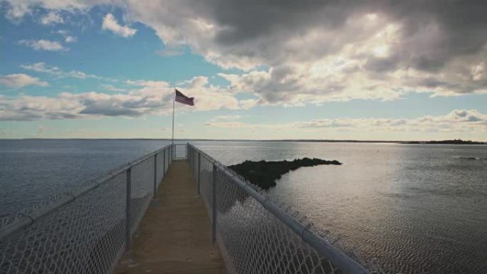 在海上飘扬的美国国旗。风景静态视图。