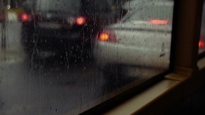 雨天的公交窗口