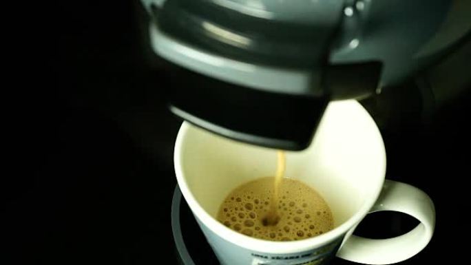 咖啡与胶囊牛奶制剂的特写镜头
