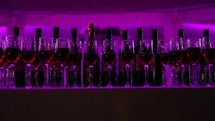 婚礼鸡尾酒会上的许多酒瓶和玻璃杯