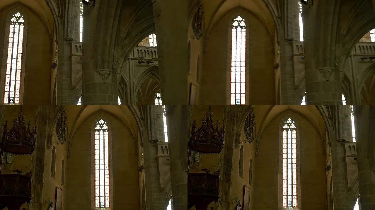 哥特式教堂的彩色玻璃