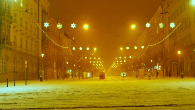 市中心晚上有暴风雪。中欧。
