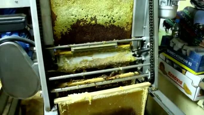 养蜂人在家用机器提取蜂蜜