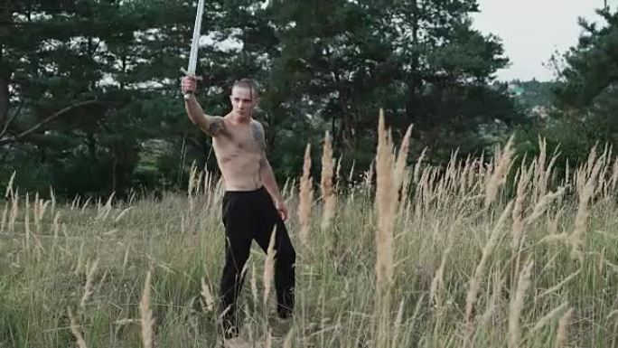 现代哥萨克在田野里用剑训练