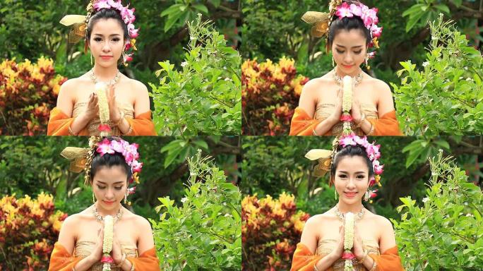 美丽的泰国妇女在泰国传统服装中致敬