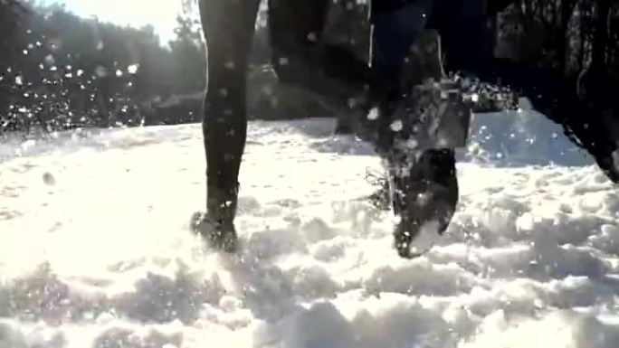 情侣在雪地公园跑步