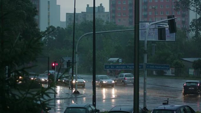 汽车在雨中开着灯行驶