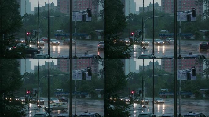 汽车在雨中开着灯行驶