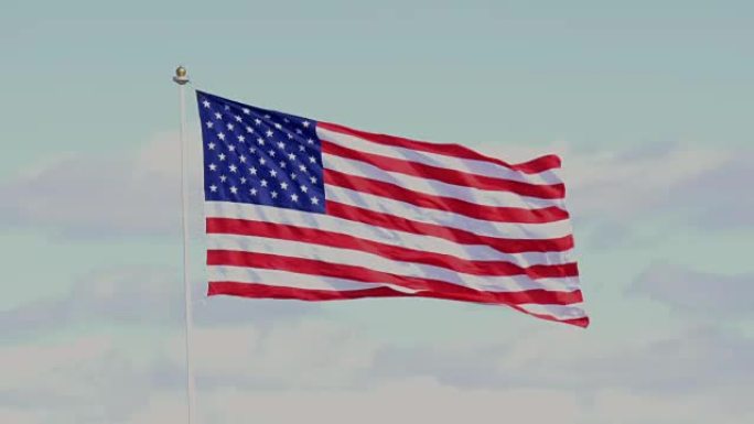 美国国旗在蓝天中飘扬