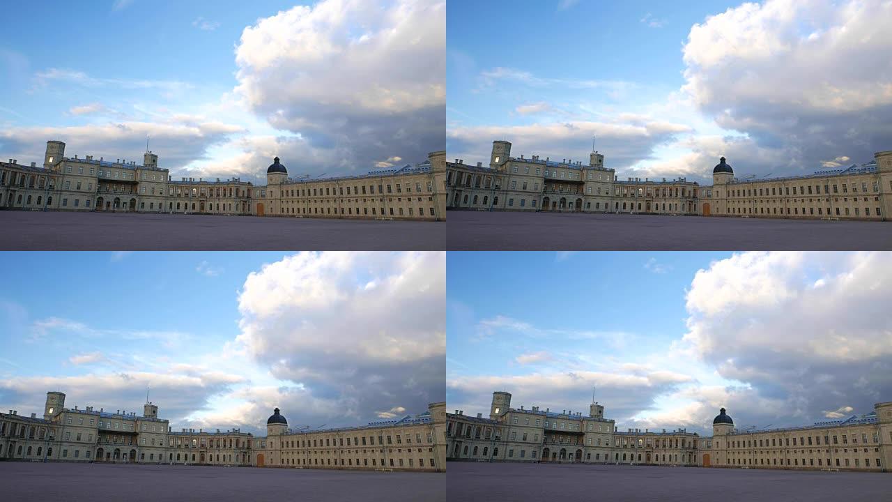 Gatchina宫殿和阅兵场，晚上的广场空无一人
