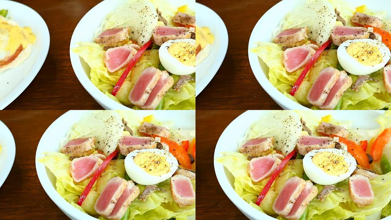金枪鱼肉和鸡蛋配蔬菜沙拉