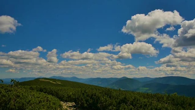 喀尔巴阡山脉中云影的绿色山丘延时