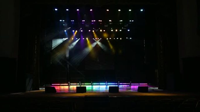 多色舞台灯光，音乐会灯光表演。