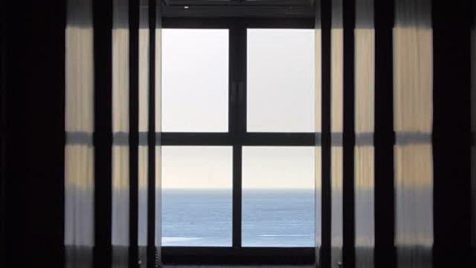 蓝色无尽的大海，从房子或酒店的窗户可以看到