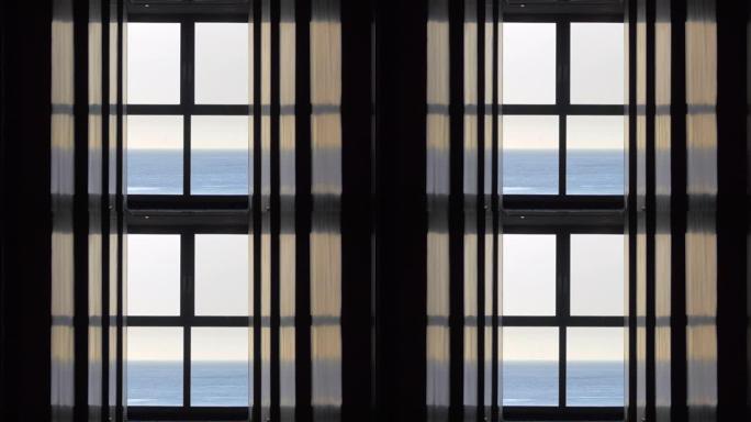 蓝色无尽的大海，从房子或酒店的窗户可以看到