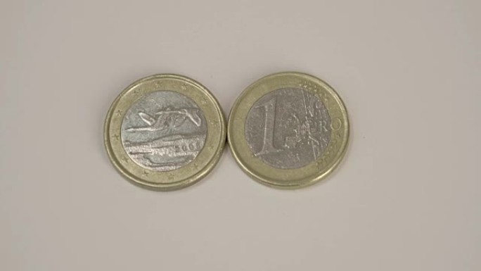 桌上两枚1芬兰欧元硬币