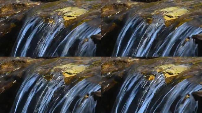 小裂谷的小溪水流