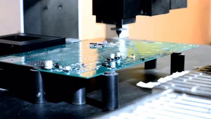 将组件安装在机器人操纵器的印刷电路板上