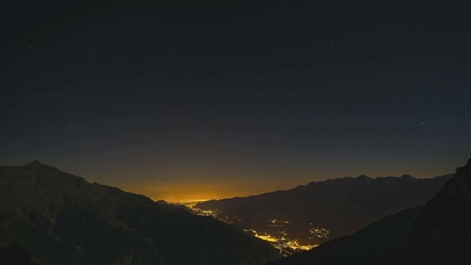 从日落到夜晚到阿尔卑斯山日出的延时