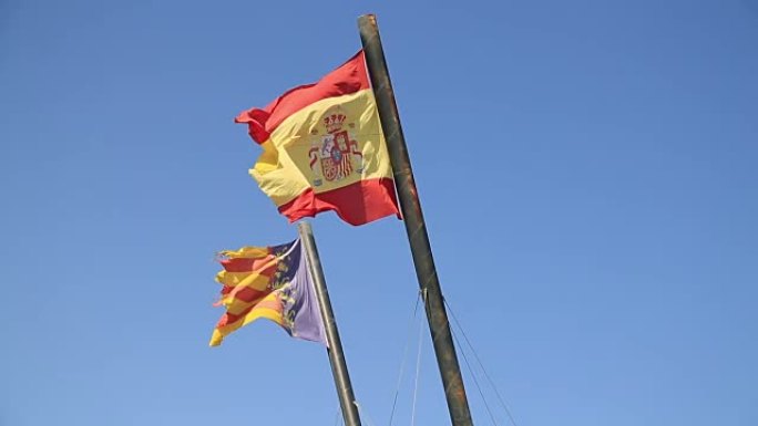 西班牙和瓦伦西亚的旗帜在蓝天