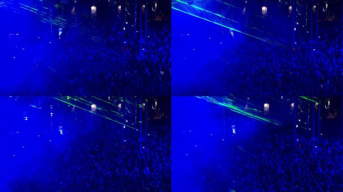 迪斯科舞厅被蓝光照亮的人群