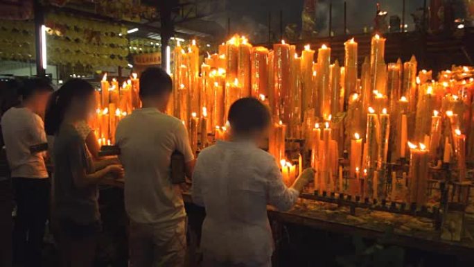 人们为中国神社的猎物点燃蜡烛