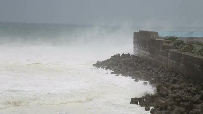 2015年8月台湾苏勒多台风期间有大浪的暴风雨海