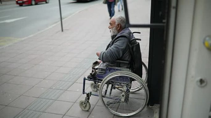 可怜的残疾人在街上问钱