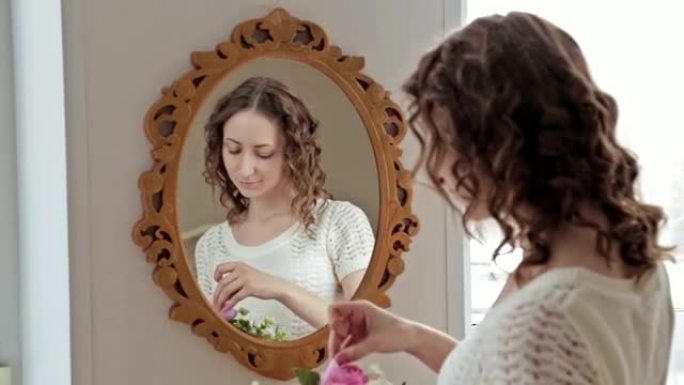 女人在镜子附近梳理头发