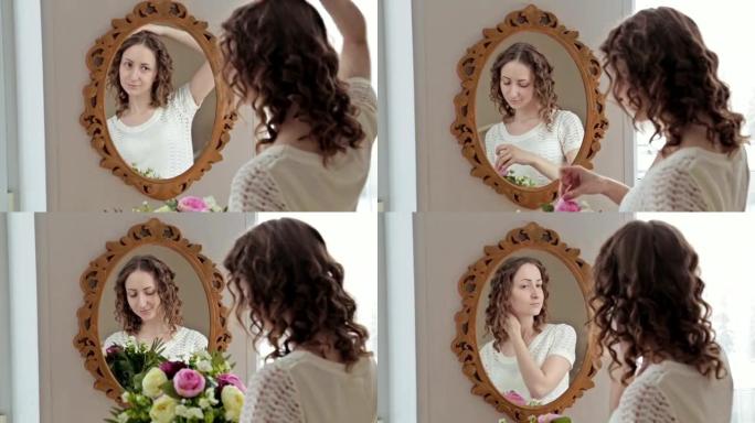 女人在镜子附近梳理头发