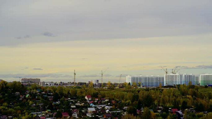 城市景观云日落时间表。新建筑上方的云