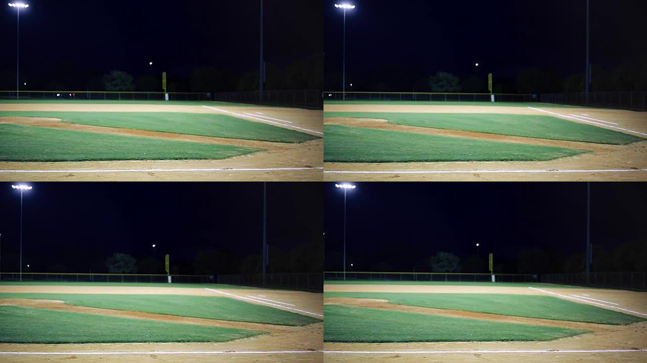 空旷的棒球场晚上射击。天空中的一些闪电。
