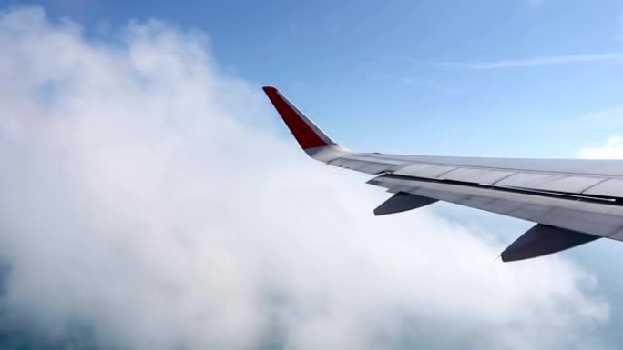 飞机窗看窗外风景云层上的机翼蓝天白云