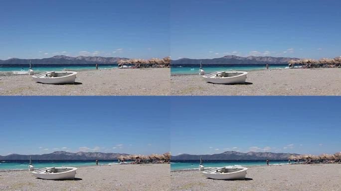 白色小划艇干停靠在沙滩上