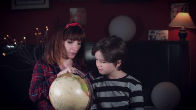 4k家庭家庭拍摄的孩子与妈妈在地球上看地球